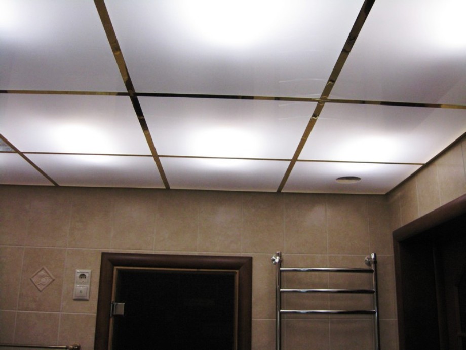 Навесной потолок в ванной — создание презентабельного вида помещения