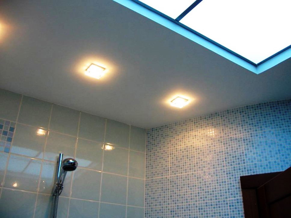 Ремонт потолка в ванной: фото, своими руками