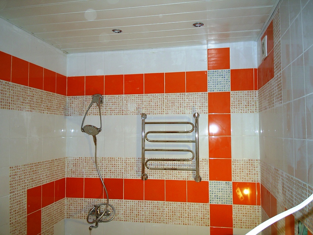 Потолок в ванной из пластиковых панелей: пластик ПВХ в ванной комнате на потолке, установка, монтаж